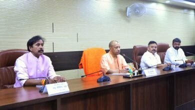 मुख्यमंत्री ने वाराणसी में चल रहीं परियोजनाओं एवं कानून व्यवस्था की समीक्षा कर अधिकारियों को दिए दिशा-निर्देश