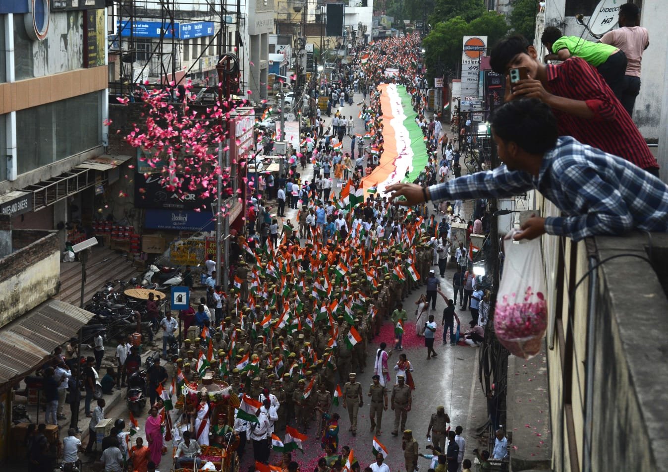 सेना के शोर्य व सम्मान में वाराणसी लोकसभा में निकली शोर्य तिरंगा यात्रा