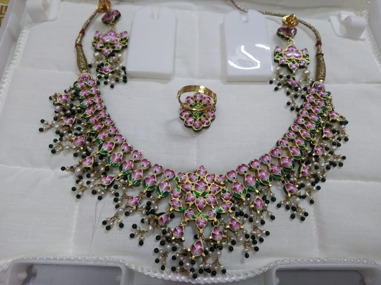 गुलाबी मीनाकारी के 300 शिल्पियों में 30 प्रतिशत महिलाएं है,सालाना व्यवसाय लगभग 15 करोड़ का