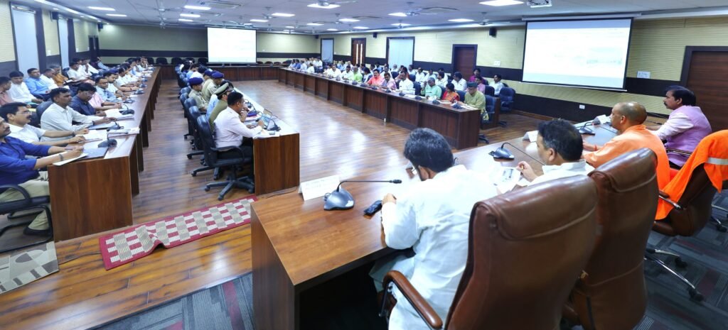 मुख्यमंत्री ने वाराणसी में चल रहीं परियोजनाओं एवं कानून व्यवस्था की समीक्षा कर अधिकारियों को दिए दिशा-निर्देश