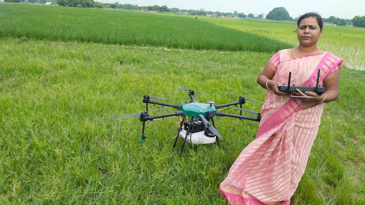 गांव की पगडंडियों से निकल महिलाओं के सपनों को मिला आसमां  
