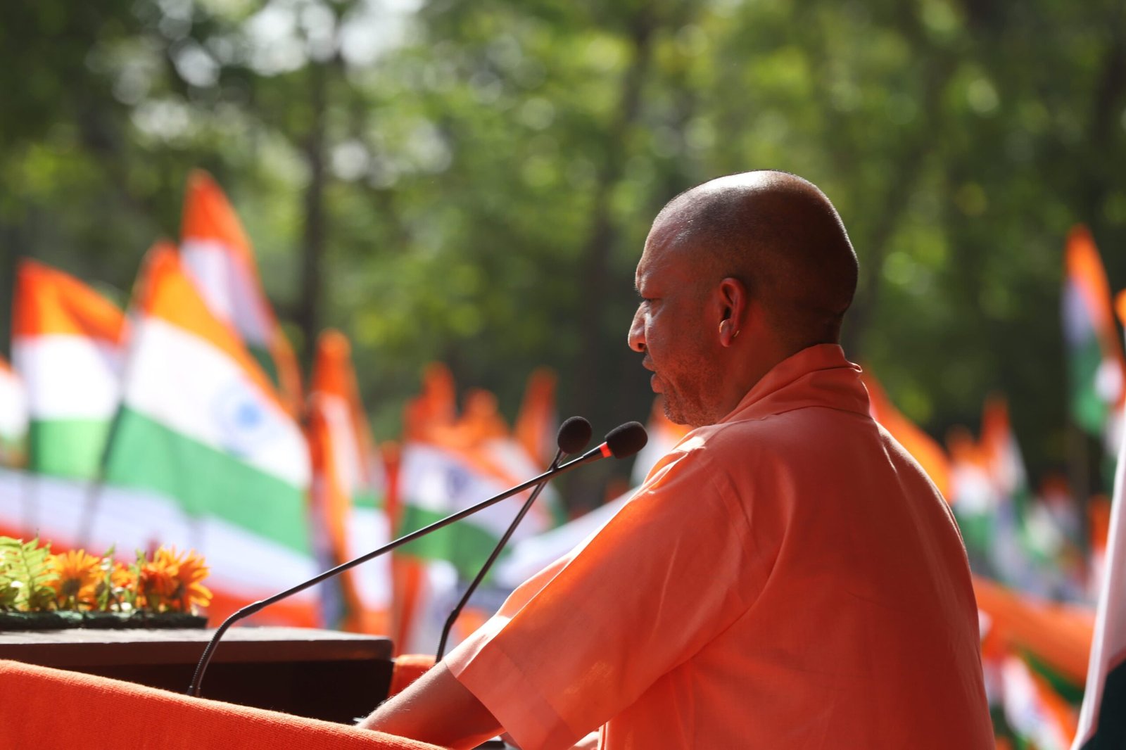 मुख्यमंत्री योगी आदित्यनाथ ने भारत शौर्य तिरंगा यात्रा का किया शुभारंभ, तिरंगा लेकर यात्रा का किया नेतृत्व