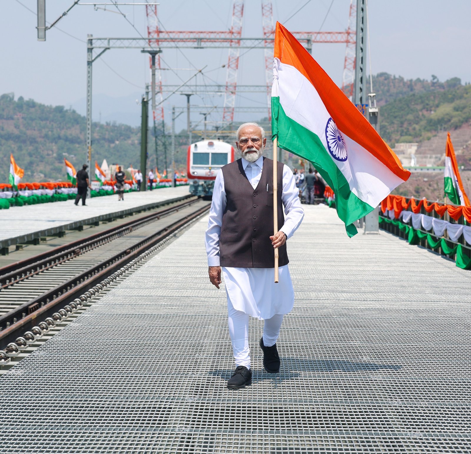 मोदी ने रियासी में दुनिया के सबसे ऊंचे चिनाब रेल पुल का किया उद्घाटन