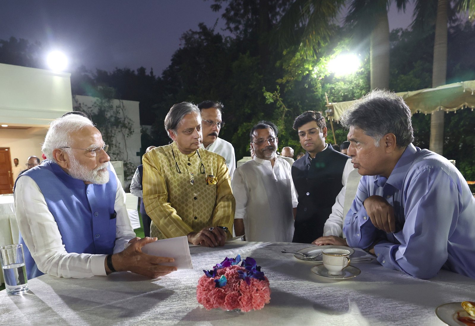 आतंकवाद पर दुनिया को भारत का संदेश देकर लौटे बहुदलीय प्रतिनिधिमंडलों से मुलाकात की मोदी ने