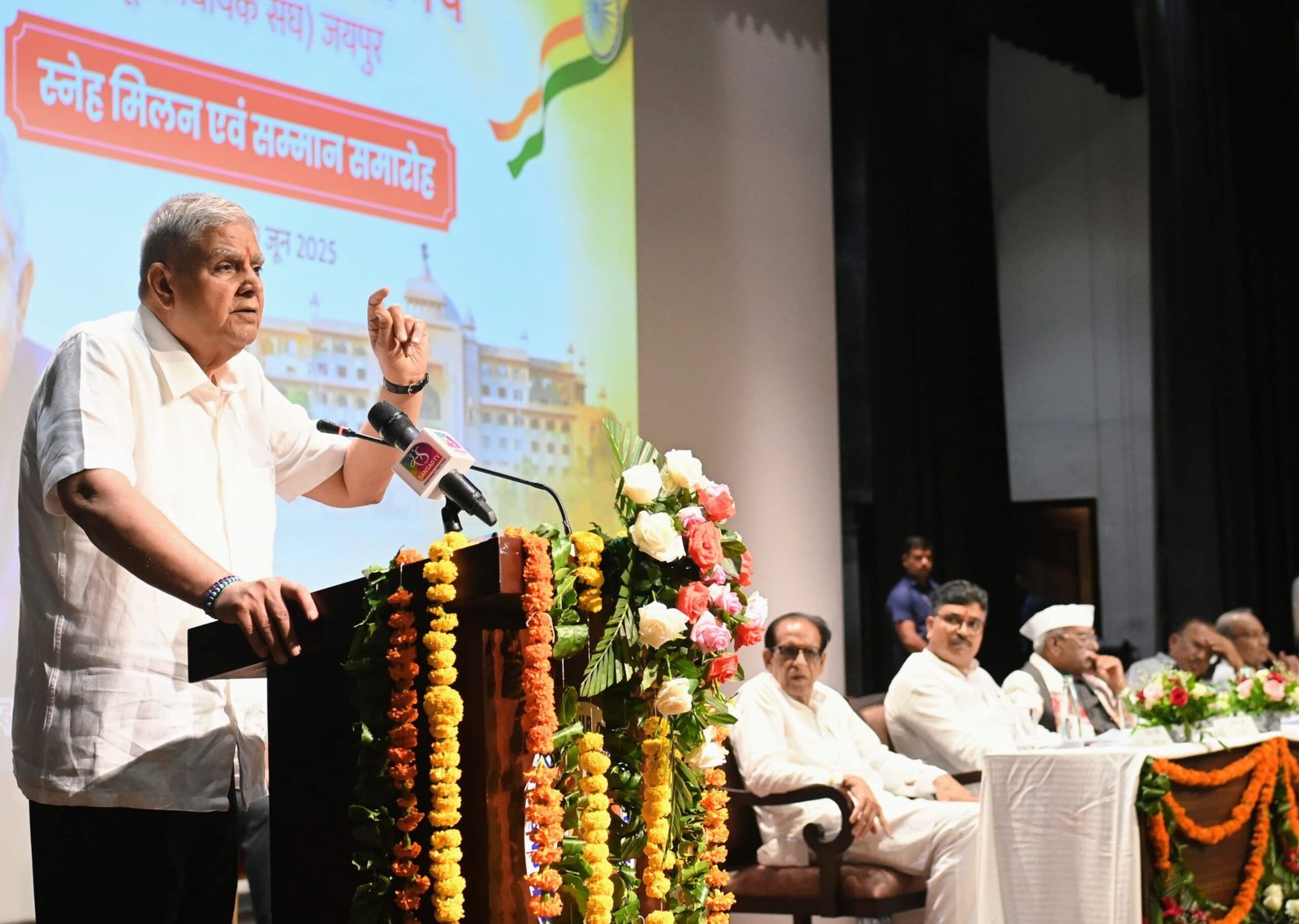 मौजूदा राजनीतिक माहौल लोकतंत्र के लिए ठीक नहीं: धनखड़