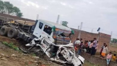 सीमेंट से भरा ट्राला वैन पर पलटा, नौ की मौत दो घायल