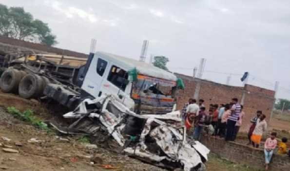 सीमेंट से भरा ट्राला वैन पर पलटा, नौ की मौत दो घायल