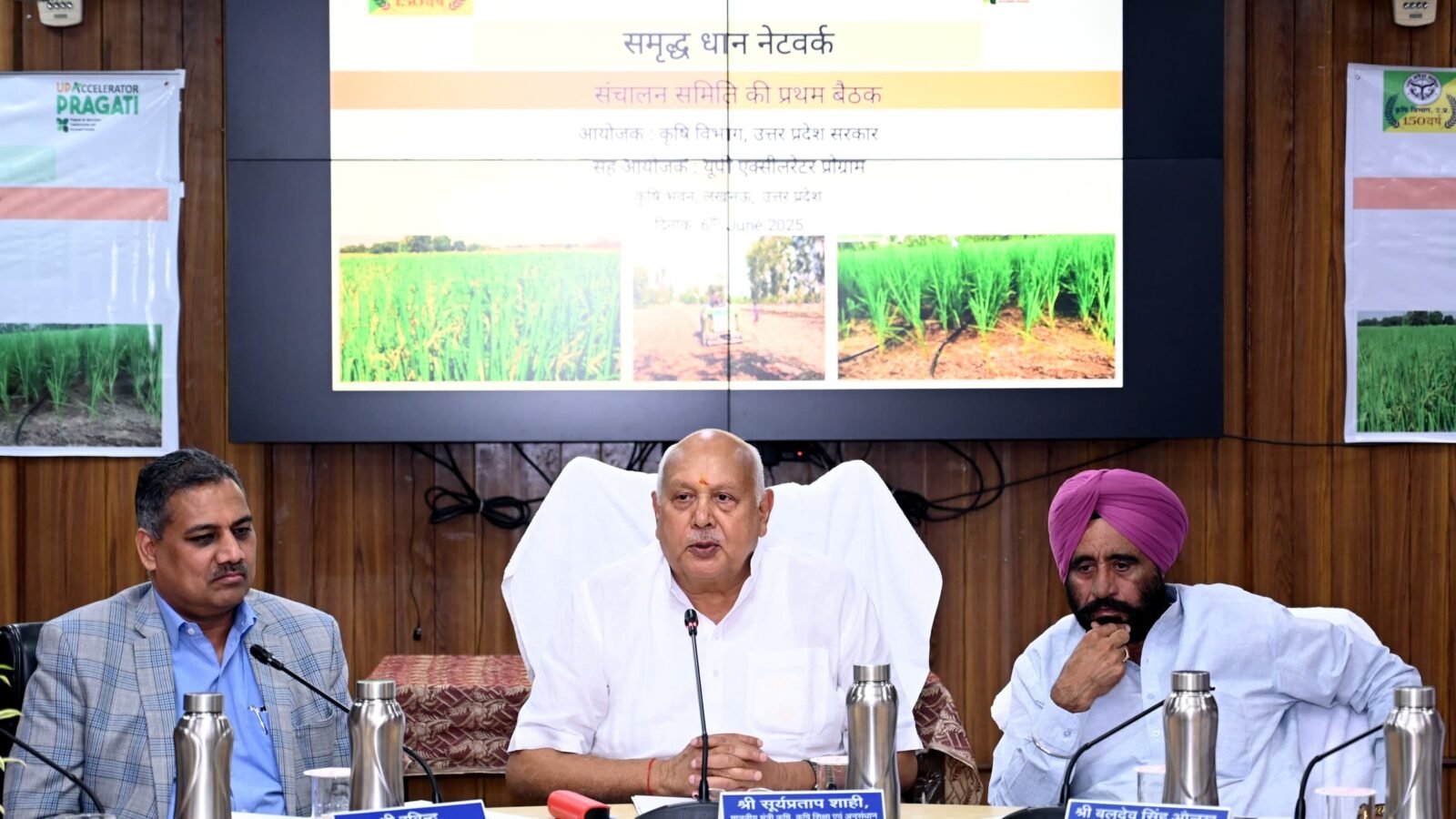 मुख्यमंत्री योगी आदित्यनाथ के नेतृत्व में उत्तर प्रदेश सरकार किसानों के हित में निरंतर काम कर रही है। रबी सीजन 2025-26 में कृषि विभाग 92,518 मिनीकिट और 8,385 किसान पाठशालाएं संचालित कर रहा है। दलहनी फसलों की उत्पादकता बढ़ाने के लिए किसानों को बीजों पर अनुदान, प्रशिक्षण और तकनीकी सहयोग दिया जा रहा है। नेशनल फूड सिक्योरिटी मिशन के तहत किसानों को डीबीटी के माध्यम से सहायता राशि दी जाएगी। सरकार का उद्देश्य है कि किसान नवीन तकनीकों को अपनाकर अधिक उत्पादन करें और आय में वृद्धि करें।