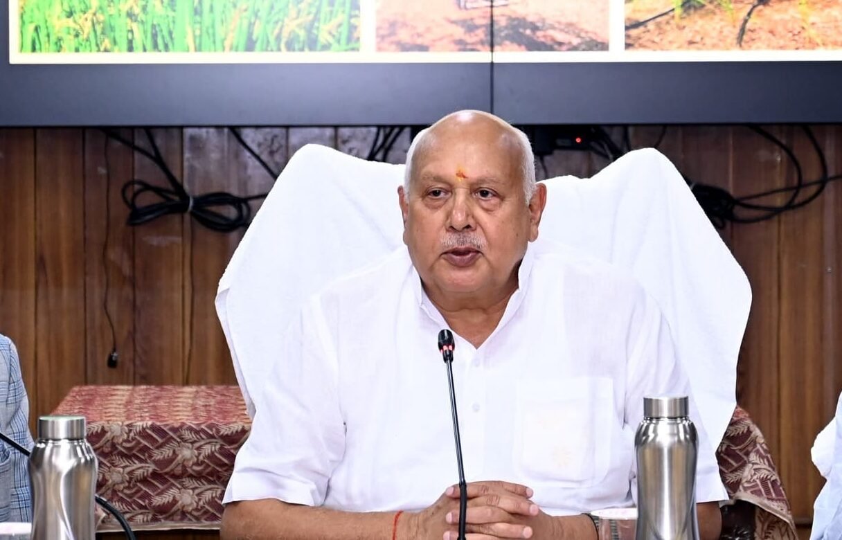 मुख्यमंत्री योगी आदित्यनाथ के नेतृत्व में उत्तर प्रदेश सरकार किसानों के हित में निरंतर काम कर रही है। रबी सीजन 2025-26 में कृषि विभाग 92,518 मिनीकिट और 8,385 किसान पाठशालाएं संचालित कर रहा है। दलहनी फसलों की उत्पादकता बढ़ाने के लिए किसानों को बीजों पर अनुदान, प्रशिक्षण और तकनीकी सहयोग दिया जा रहा है। नेशनल फूड सिक्योरिटी मिशन के तहत किसानों को डीबीटी के माध्यम से सहायता राशि दी जाएगी। सरकार का उद्देश्य है कि किसान नवीन तकनीकों को अपनाकर अधिक उत्पादन करें और आय में वृद्धि करें।