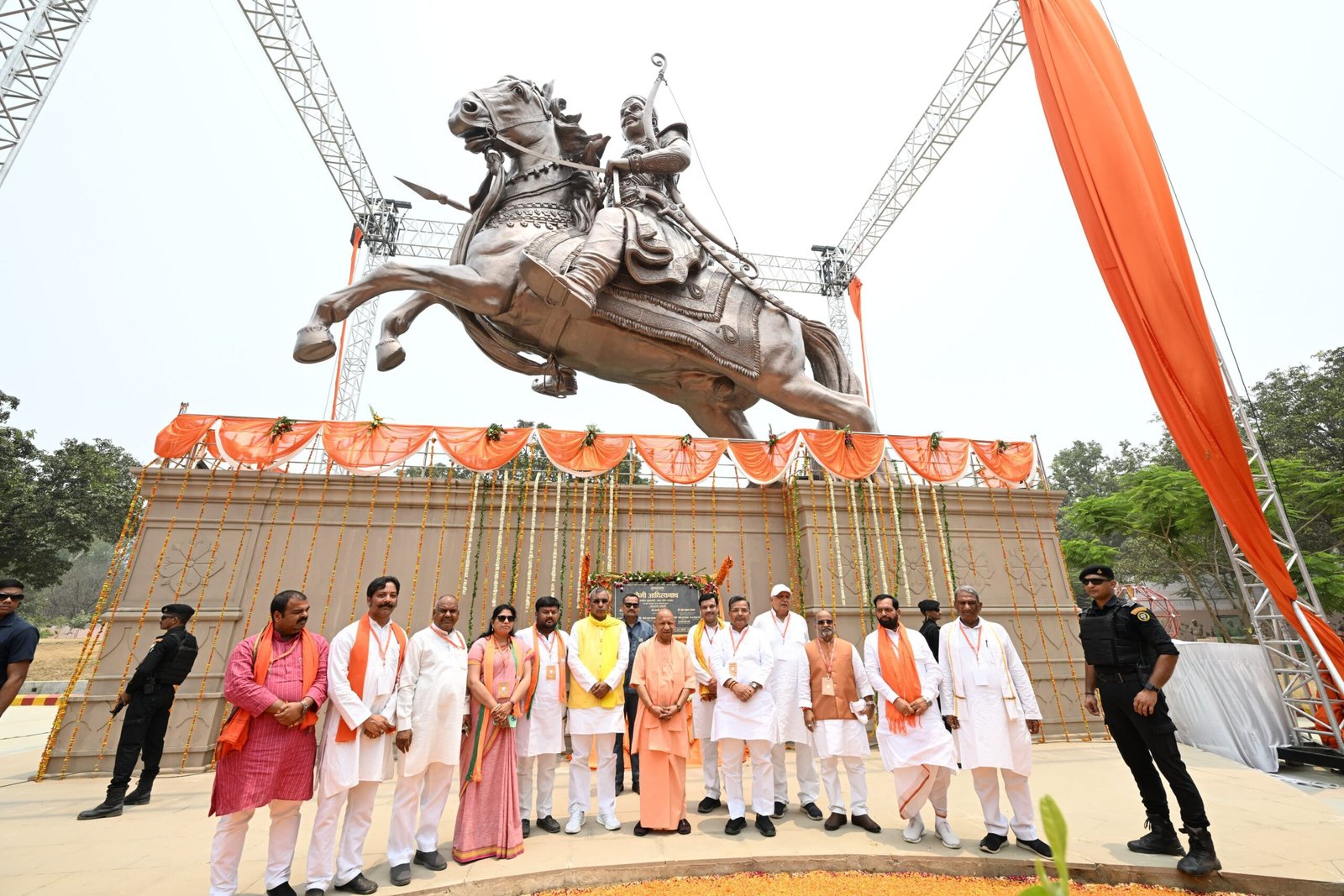सीएम ने महाराजा सुहेलदेव स्मारक का उद्घाटन व महाराजा सुहेलदेव की 40 फिट ऊंची प्रतिमा का किया अनावरण