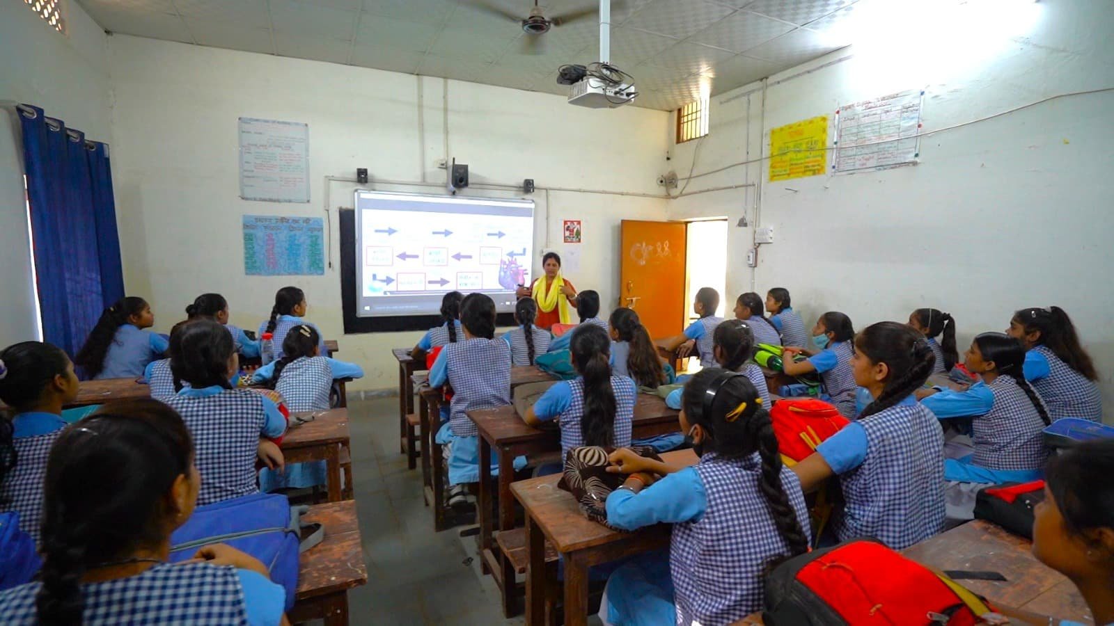 यूपी के परिषदीय स्कूलों में नामांकन दर बढ़ कर हो गई है 60 फीसदी