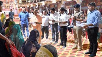 गोरखनाथ मंदिर में 200 लोगों से मुलाकात कर उनकी समस्याएं सुनीं मुख्यमंत्री ने
