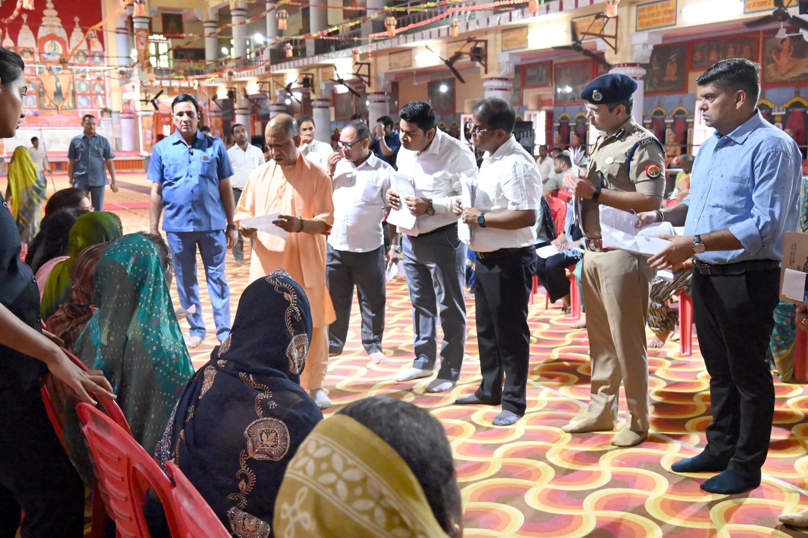 गोरखनाथ मंदिर में 200 लोगों से मुलाकात कर उनकी समस्याएं सुनीं मुख्यमंत्री ने