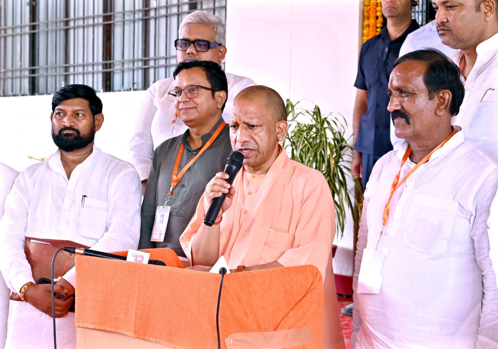 समीक्षा बैठक के उपरांत मुख्यमंत्री योगी आदित्यनाथ ने पत्रकारों को दी जानकारी