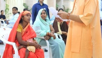 मुख्यमंत्री ने सोमवार को लखनऊ में किया 'जनता दर्शन'