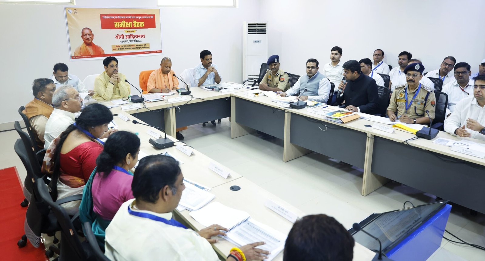 मुख्यमंत्री योगी आदित्यनाथ का गाजियाबाद दौरा, अफसरों संग की 20 से अधिक विभागों की समीक्षा