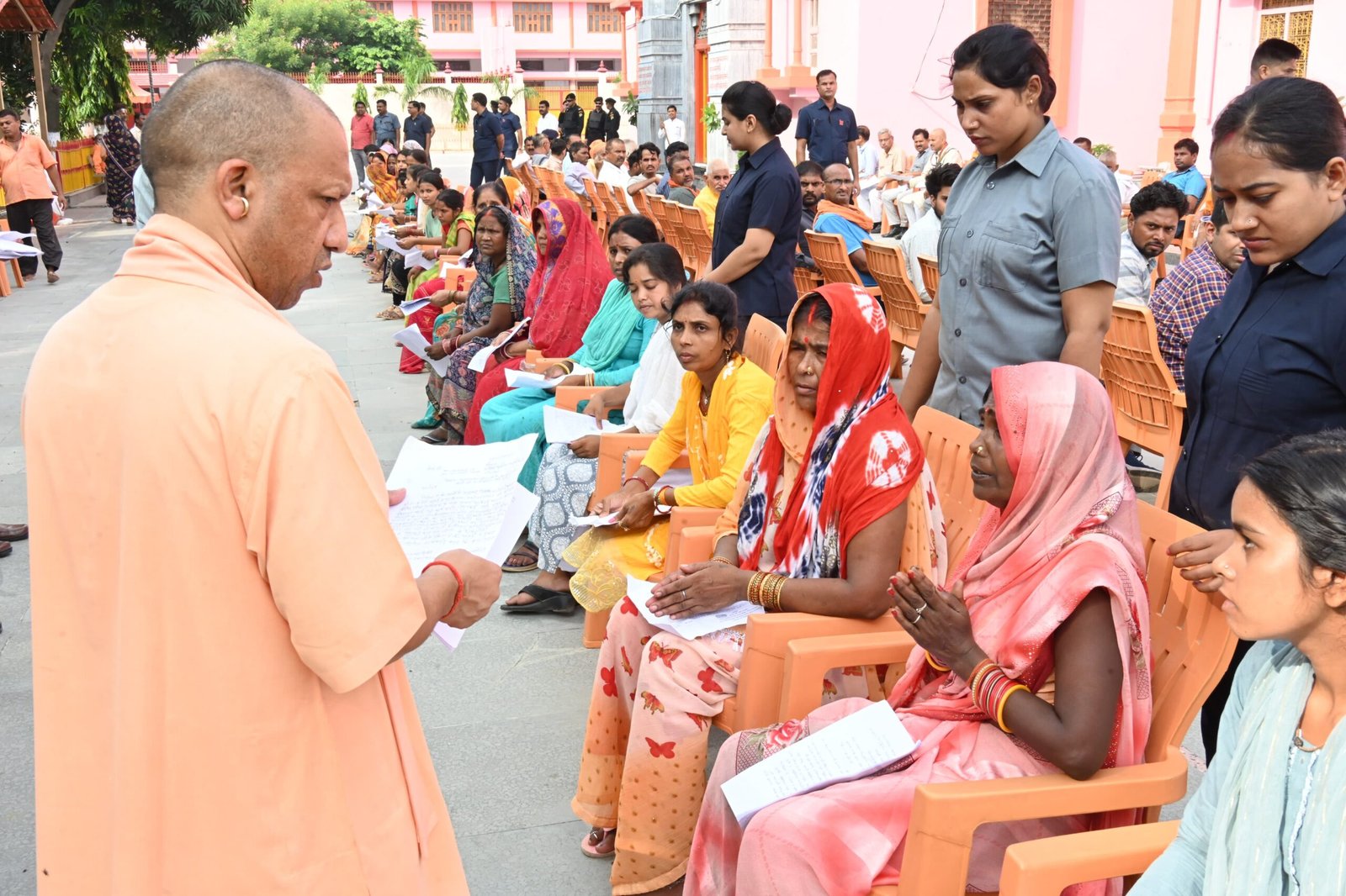 जनता दर्शन में मुख्यमंत्री ने सुनीं 200 लोगों की समस्याएं, निस्तारण के दिए निर्देश