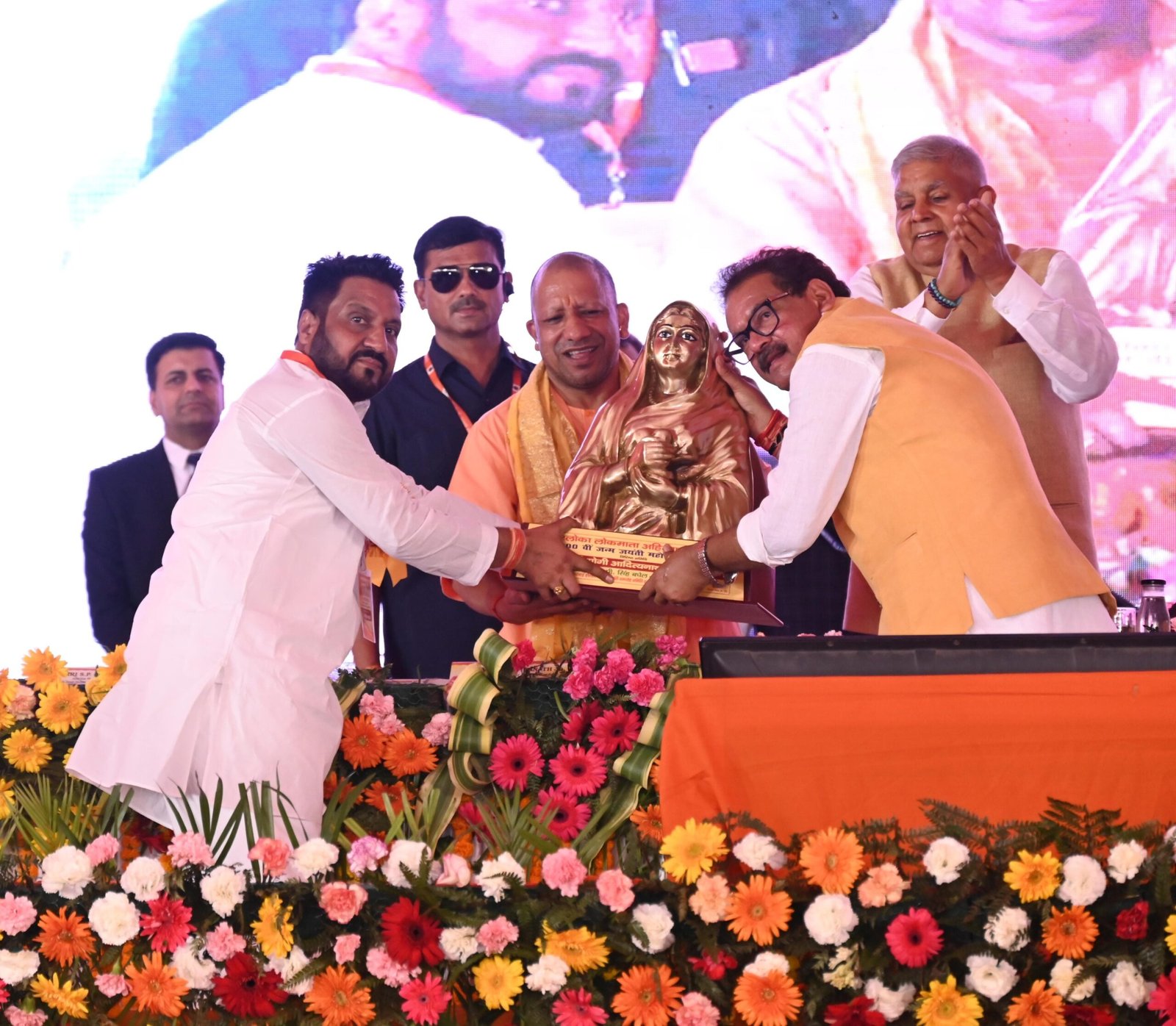 आगरा में आयोजित पुण्यश्लोक लोकमाता अहिल्याबाई होल्कर की जन्म त्रिशताब्दी वर्ष स्मृति अभियान 2025 संगोष्ठी को मुख्यमंत्री ने किया संबोधित