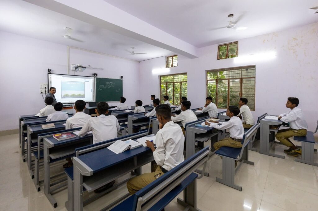 यूपी के नगरीय स्कूलों के स्मार्ट क्लास रूम ला रहे हैं शिक्षा क्षेत्र में डिजिटल क्रांति