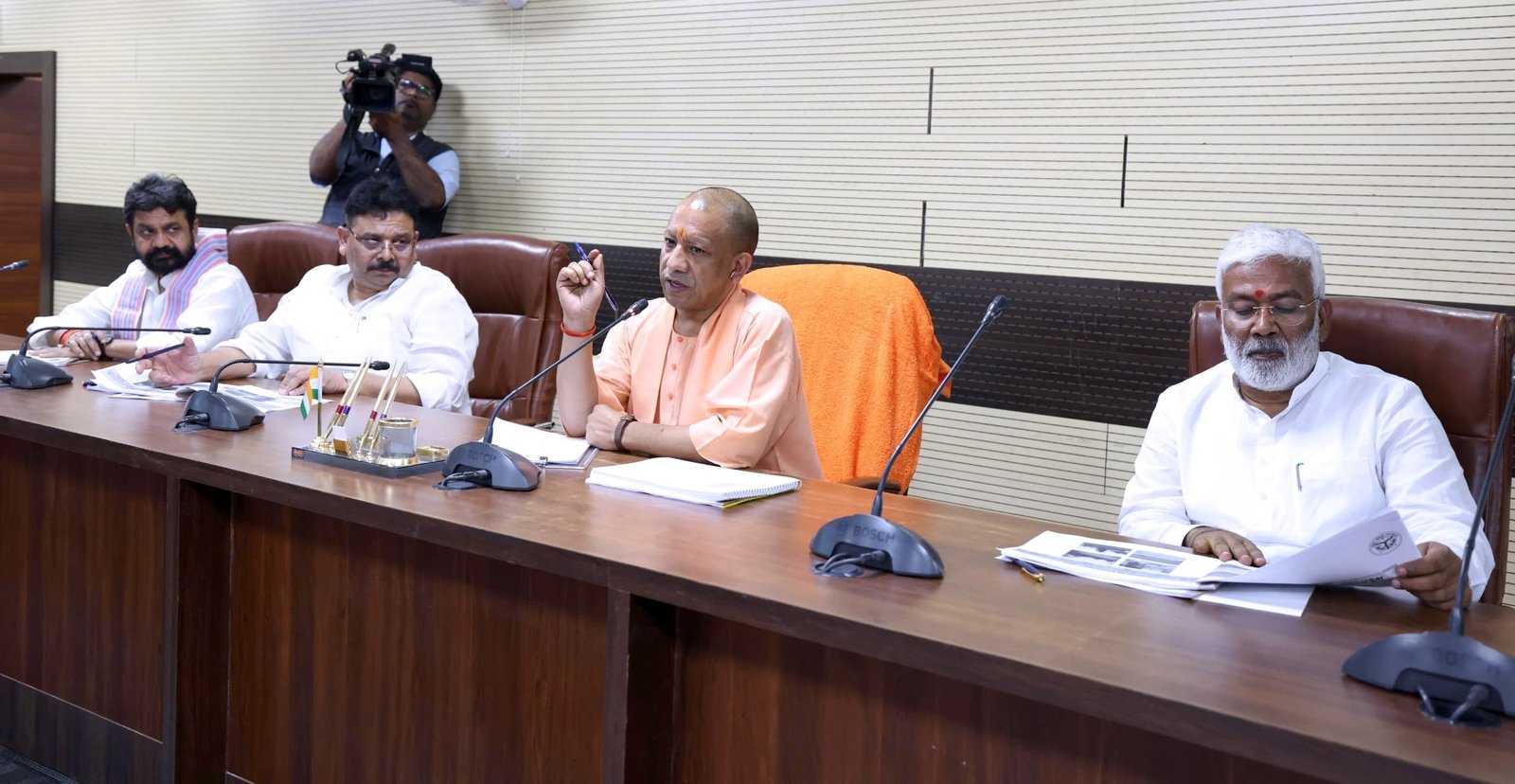 सीएम योगी ने विकास कार्यों एवं कानून व्यवस्था की समीक्षा बैठक में अधिकारियों को दिए आवश्यक दिशा-निर्देश