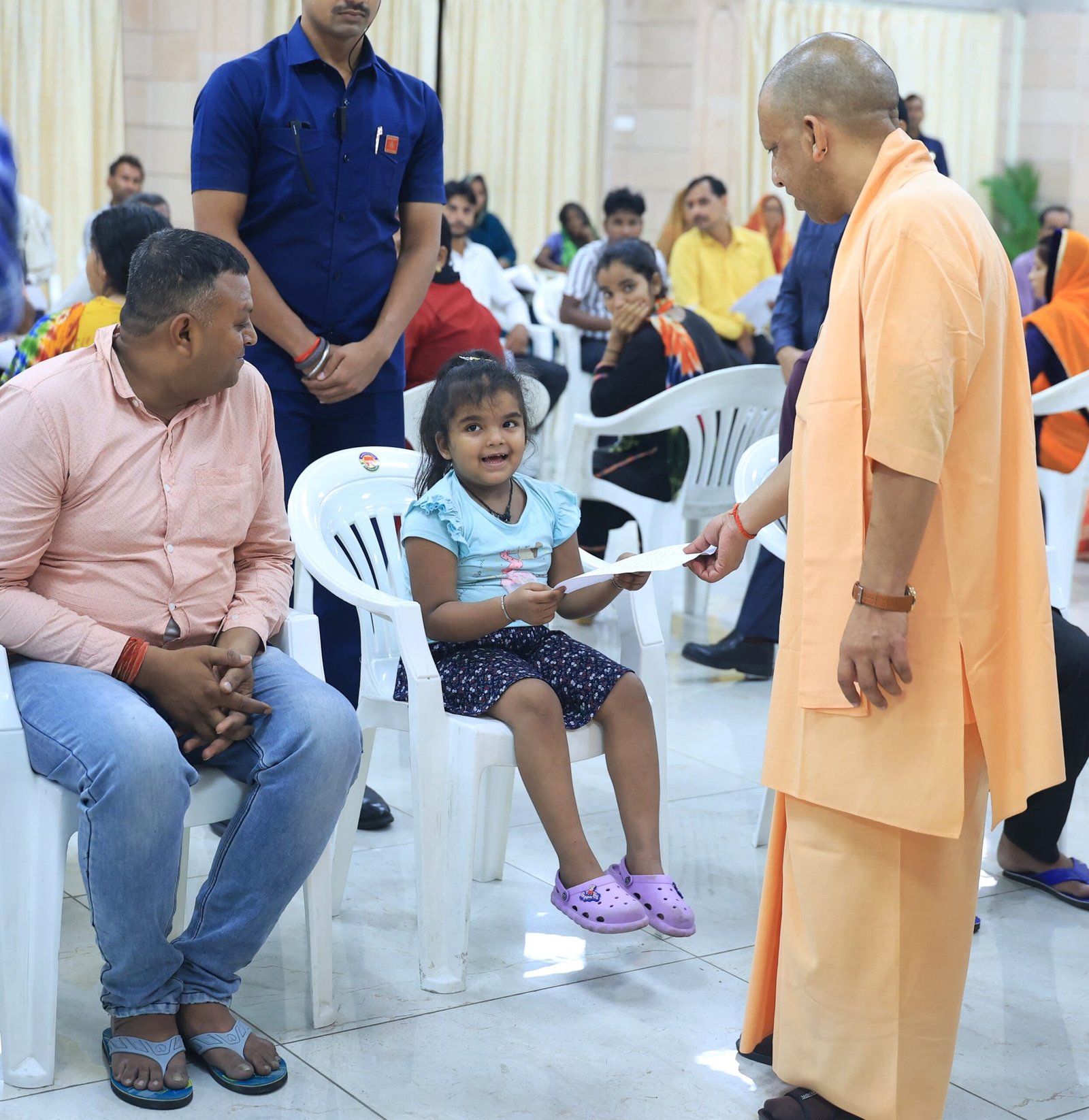 बच्ची से मुख्यमंत्री के संवाद को देख सभी ने योगी के बालमन की तारीफ की तो बच्ची की हाजिर जवाबी पर मुस्कुरा उठे