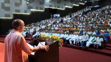 मुख्यमंत्री योगी आदित्यनाथ ने आपातकाल की 50वीं बरसी, संविधान हत्या दिवस पर 'भारतीय लोकतंत्र का काला अध्याय' विषयक संगोष्ठी का शुभारम्भ किया