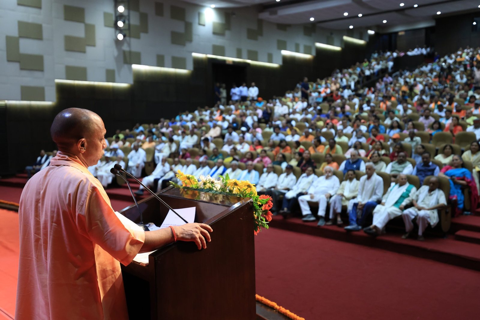 मुख्यमंत्री योगी आदित्यनाथ ने आपातकाल की 50वीं बरसी, संविधान हत्या दिवस पर 'भारतीय लोकतंत्र का काला अध्याय' विषयक संगोष्ठी का शुभारम्भ किया