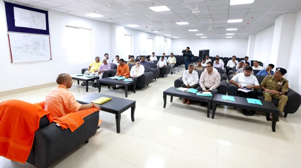 गोरखपुर:सीएम योगी ने किया निर्माणाधीन आयुष विश्वविद्यालय का निरीक्षण