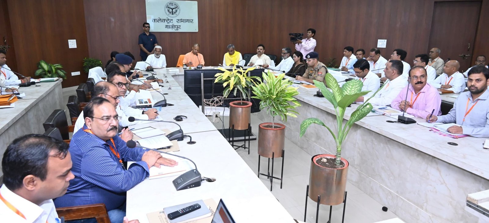 मुख्यमंत्री योगी आदित्यनाथ ने गाजीपुर में की समीक्षा बैठक