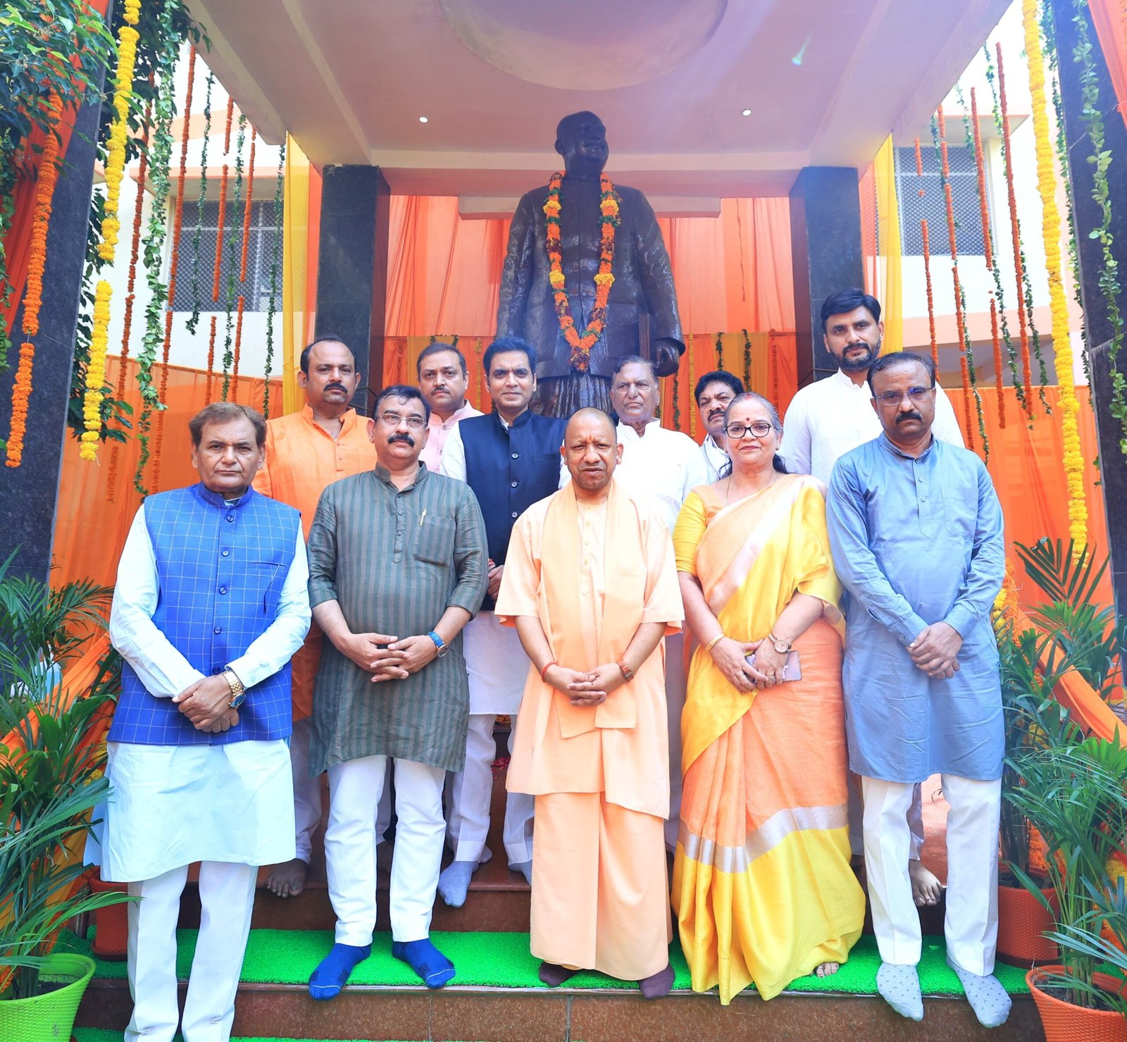 मुख्यमंत्री योगी आदित्यनाथ ने डॉ. श्यामा प्रसाद मुखर्जी की जयंती पर उनकी प्रतिमा पर किया माल्यार्पण