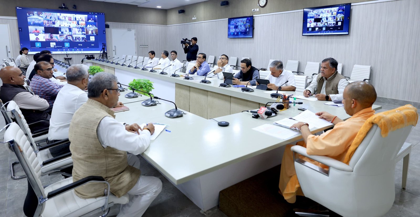 मुख्यमंत्री योगी आदित्यनाथ ने "एक पेड़ मां के नाम" वृक्षारोपण महा अभियान-2025 के सफल क्रियान्वयन हेतु नगर निकाय एवं पंचायत निकाय के जनप्रतिनिधियों से किया संवाद