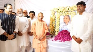 धर्मपाल सिंह के गांव पहुंचे मुख्यमंत्री, मां के निधन पर जताई शोक संवेदनाएं