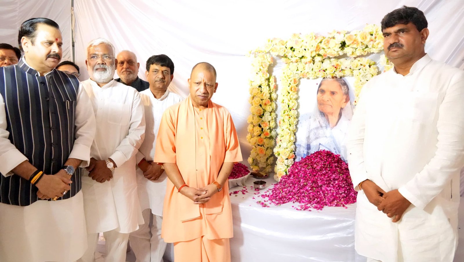 धर्मपाल सिंह के गांव पहुंचे मुख्यमंत्री, मां के निधन पर जताई शोक संवेदनाएं