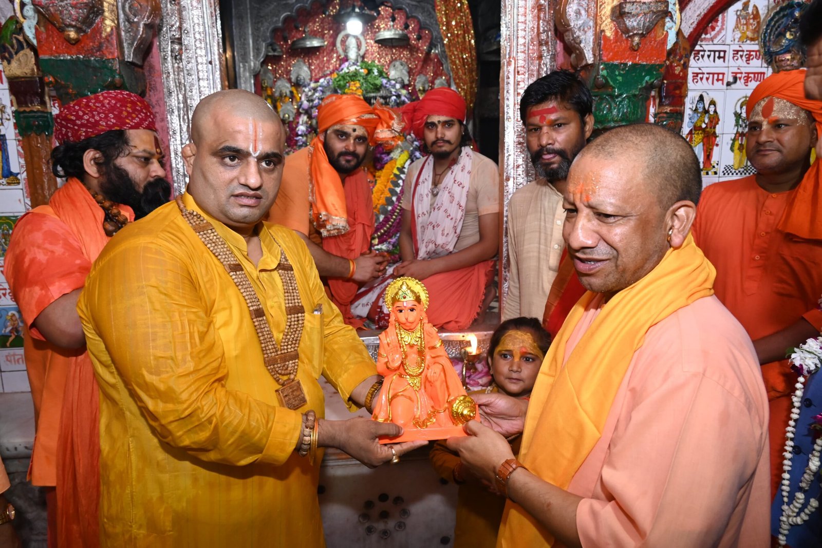 पौधरोपण महा अभियान से पहले सीएम योगी ने श्री रामलला व हनुमानगढ़ी का किया दर्शन-पूजन