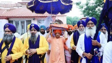 सीएम योगी ने सरकार आवास पर श्री गुरु तेग बहादुर जी महाराज के 350 वें शहीदी वर्ष को समर्पित श्री तेग बहादुर संदेश यात्रा का फूल बरसा कर स्वागत और सम्मान किया