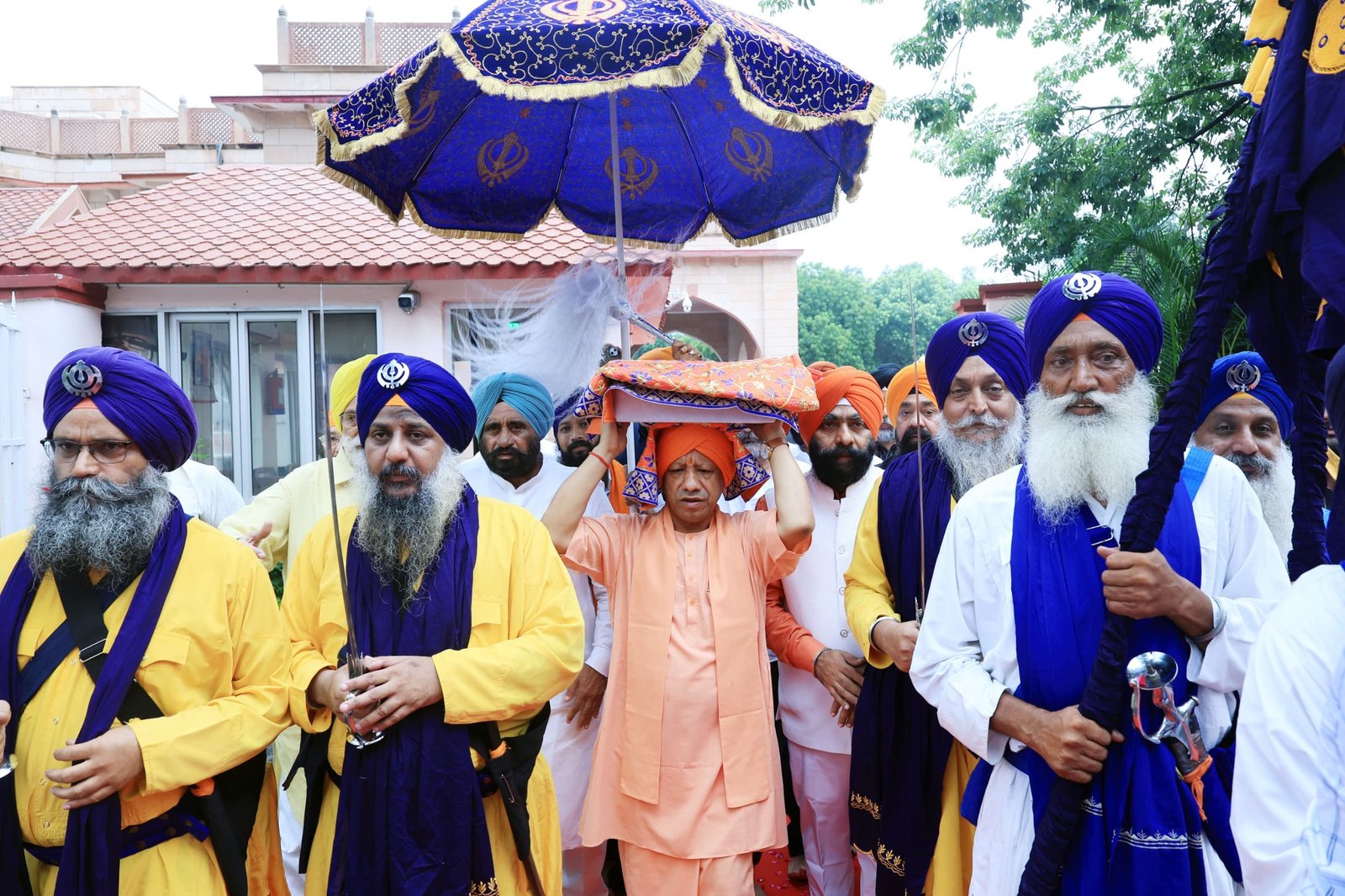 सीएम योगी ने सरकार आवास पर श्री गुरु तेग बहादुर जी महाराज के 350 वें शहीदी वर्ष को समर्पित श्री तेग बहादुर संदेश यात्रा का फूल बरसा कर स्वागत और सम्मान किया