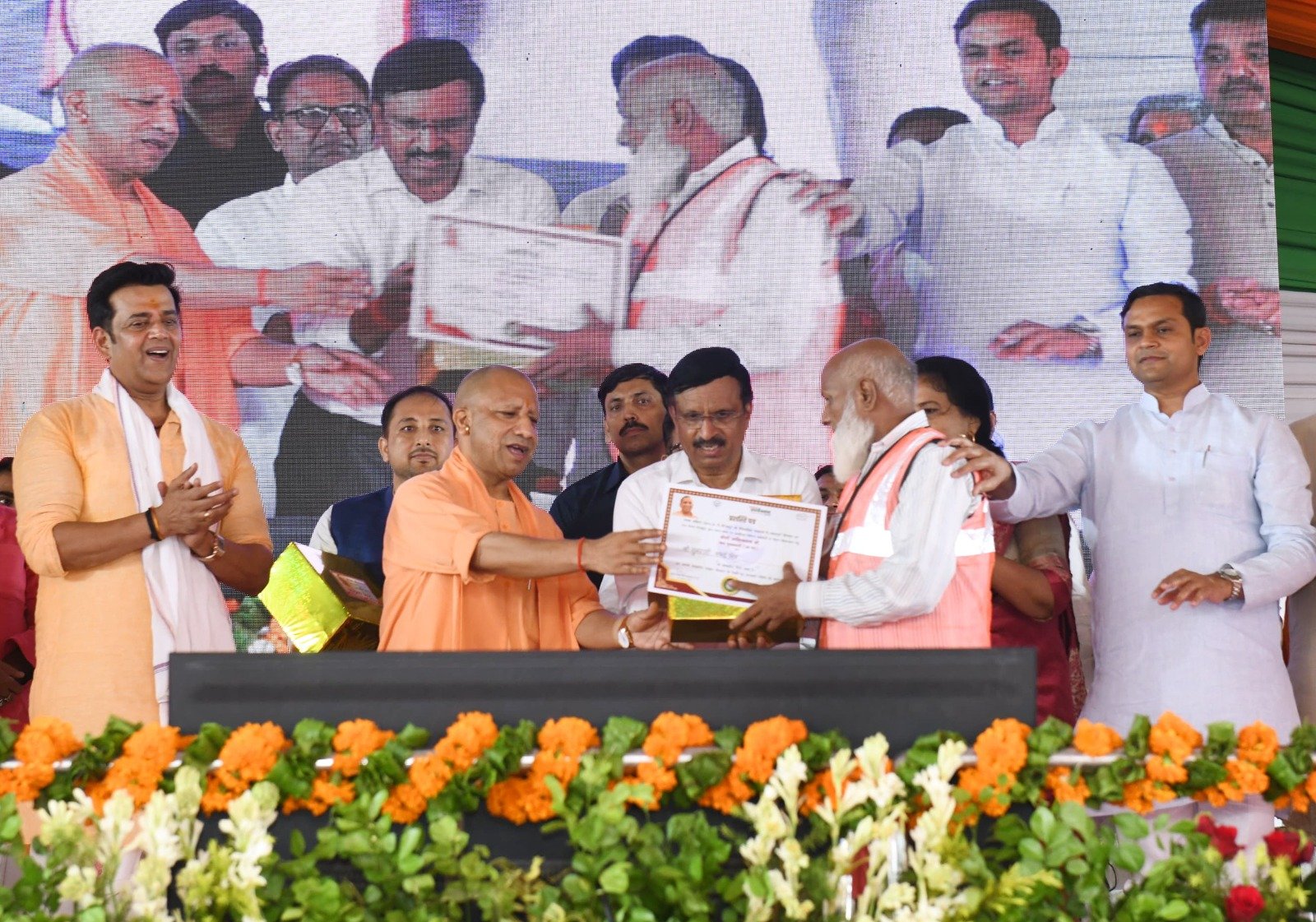 अब गोरखपुर को देश के टॉप-थ्री स्वच्छ शहरों में शामिल करने का रखें लक्ष्य : सीएम योगी