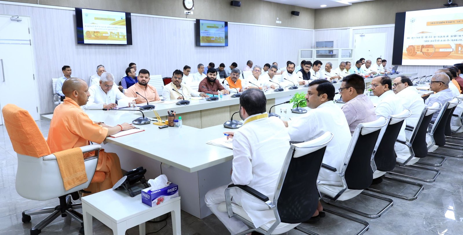 मुख्यमंत्री योगी आदित्यनाथ ने अयोध्या एवं देवीपाटन मंडल के जनप्रतिनिधियों, लोक निर्माण विभाग, पर्यटन एवं संस्कृति विभाग के वरिष्ठ अधिकारियों के साथ उच्चस्तरीय समीक्षा बैठक की