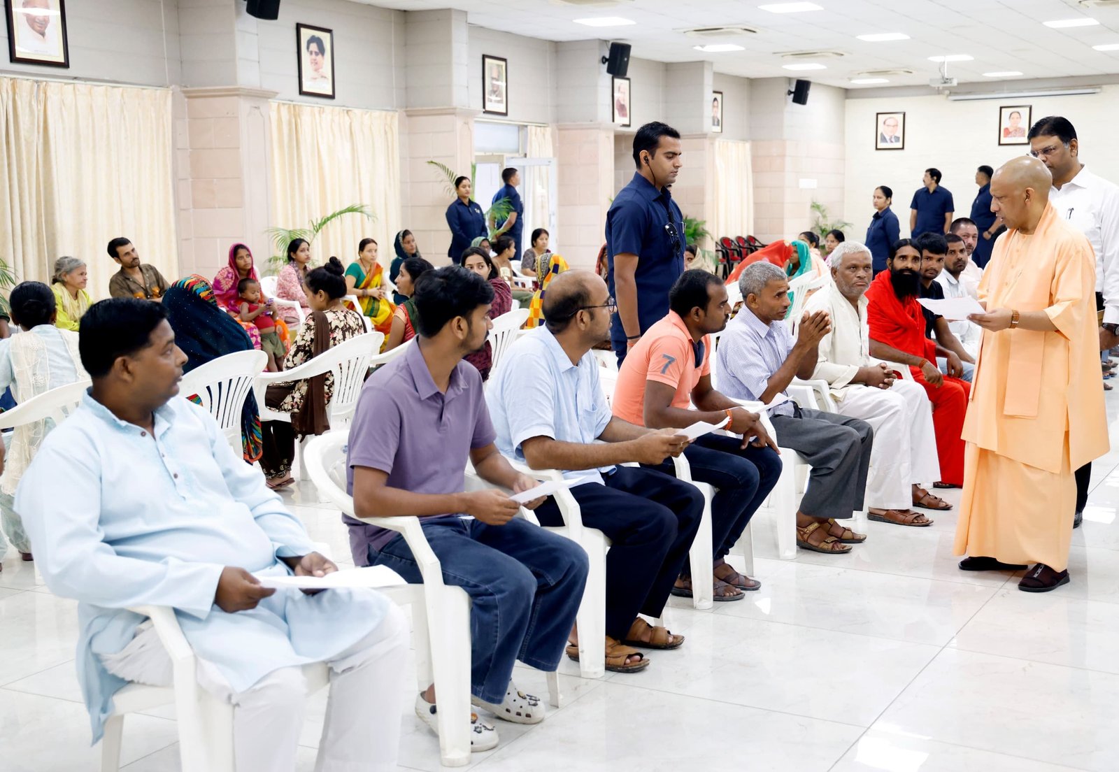 सीएम योगी आदित्यनाथ ने 'जनता दर्शन' के साथ की सावन के तीसरे सोमवार की शुरुआत