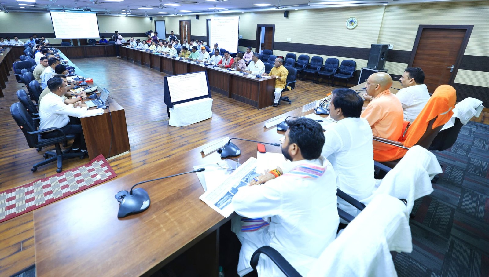 सीएम ने प्रधानमंत्री की जनसभा में आने वाले लोगों के लिए सभी बुनियादी व्यवस्थाएं सुनिश्चित कराए जाने पर भी दिया विशेष जोर