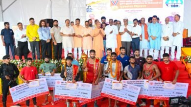 गोरखनाथ मंदिर में नागपंचमी पर आयोजित प्रदेश स्तरीय कुश्ती प्रतियोगिता के विजेताओं को पुरस्कृत किया सीएम योगी ने