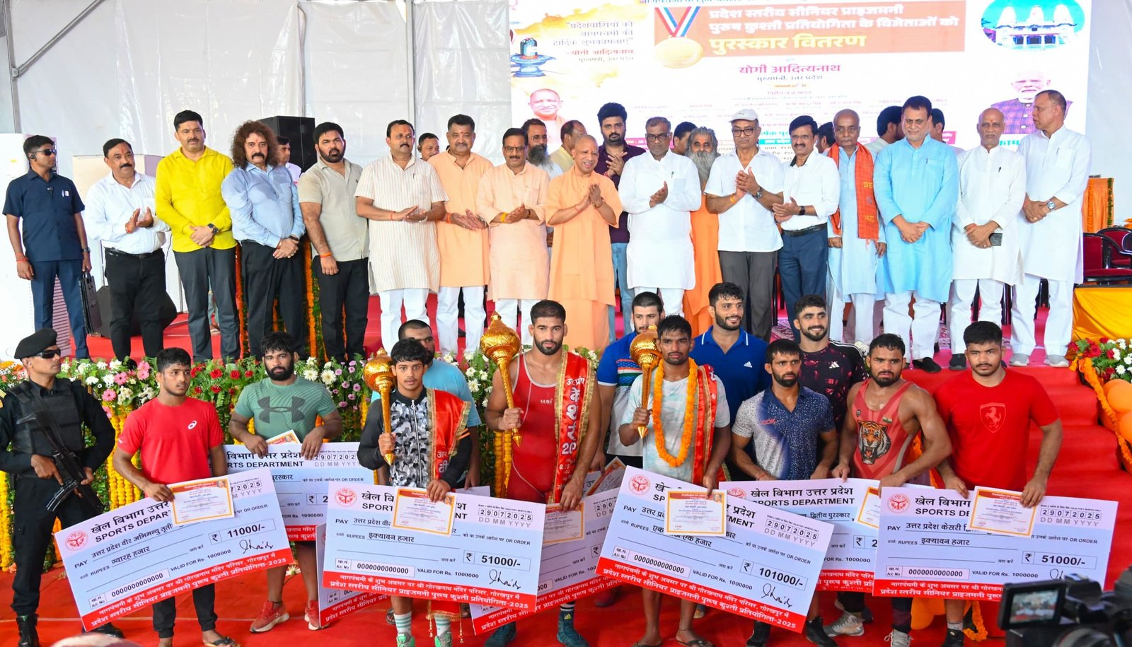 गोरखनाथ मंदिर में नागपंचमी पर आयोजित प्रदेश स्तरीय कुश्ती प्रतियोगिता के विजेताओं को पुरस्कृत किया सीएम योगी ने