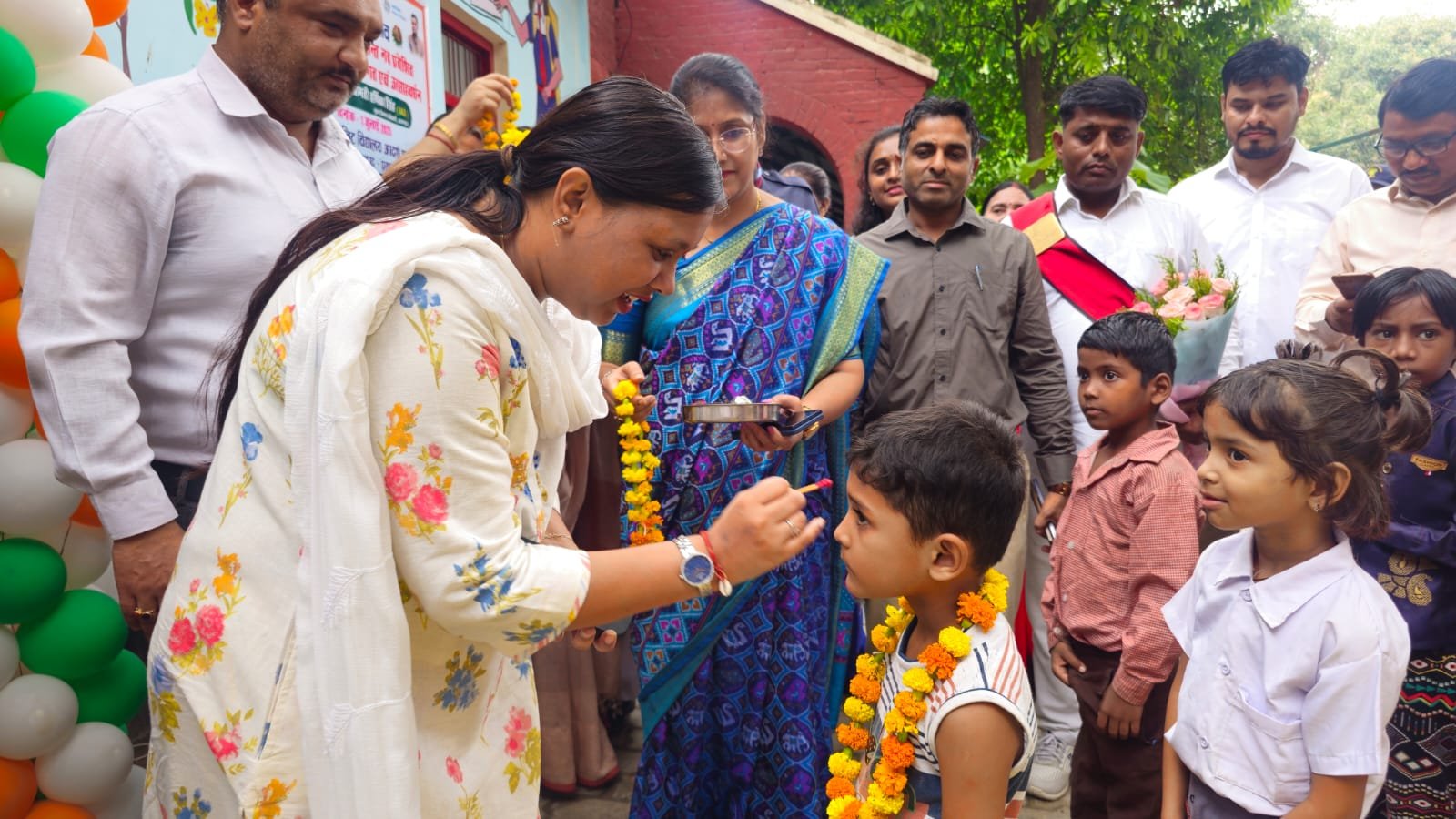 राज्यभर के विद्यालयों में बच्चों का हुआ पारंपरिक स्वागत