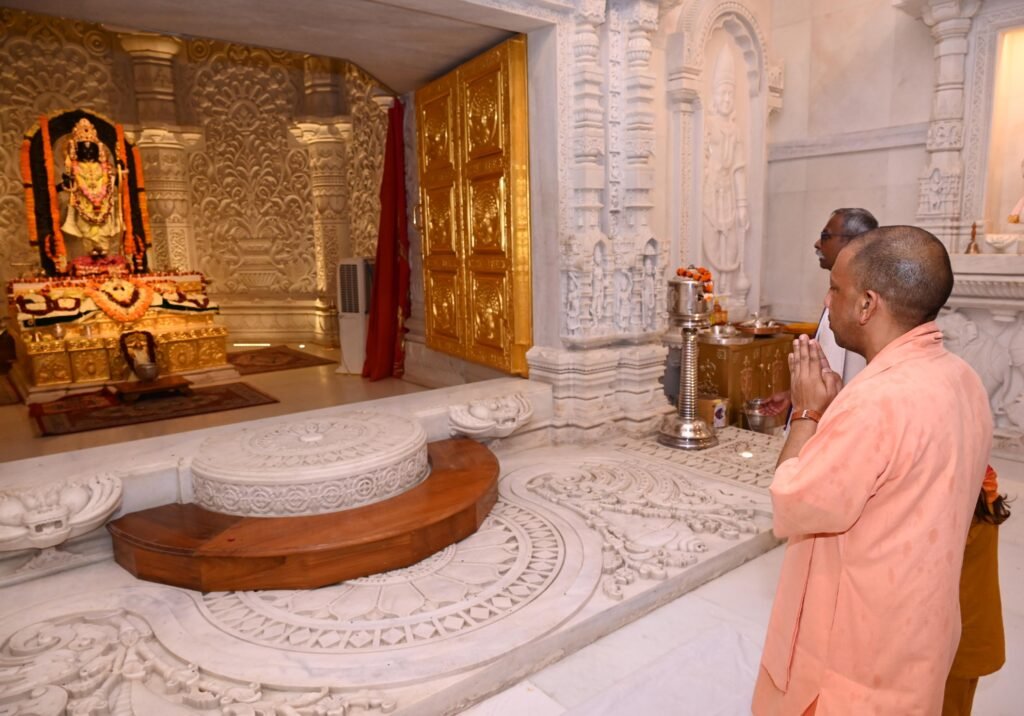 पौधरोपण महा अभियान से पहले सीएम योगी ने श्री रामलला व हनुमानगढ़ी का किया दर्शन-पूजन