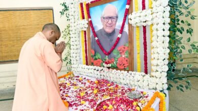 मुख्यमंत्री योगी आदित्यनाथ ने पूर्व सांसद कुंवर आनंद सिंह को दी श्रद्धांजलि