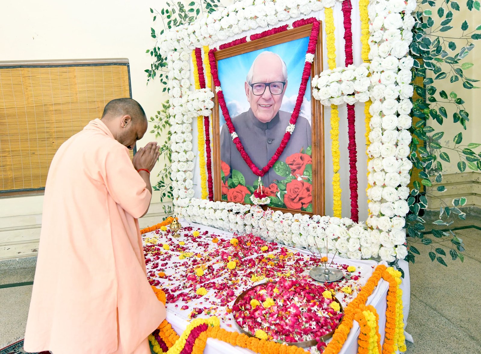 मुख्यमंत्री योगी आदित्यनाथ ने पूर्व सांसद कुंवर आनंद सिंह को दी श्रद्धांजलि