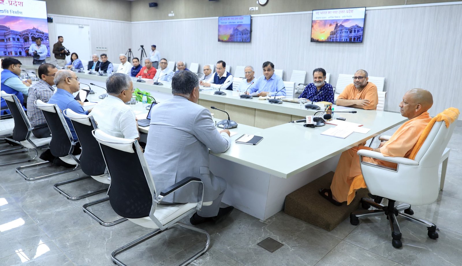 मुख्यमंत्री योगी आदित्यनाथ से नवगठित आर्थिक सलाहकार समूह ने की मुलाकात