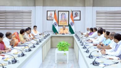 मुख्यमंत्री योगी आदित्यनाथ रविवार को अपने सरकारी आवास पर चित्रकूट एवं झांसी मंडल के जनप्रतिनिधियों के साथ बैठक करते हुए।