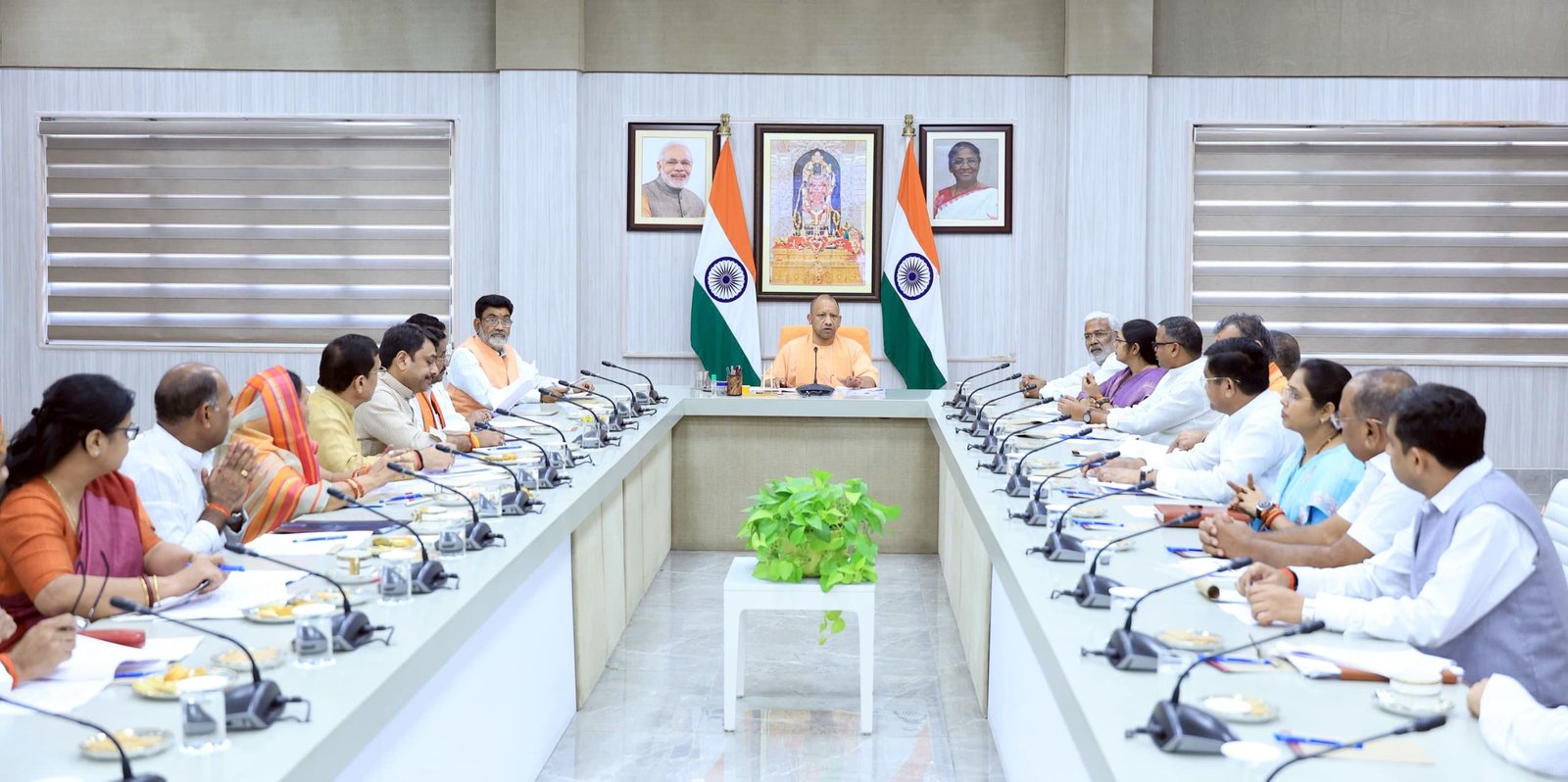 मुख्यमंत्री योगी आदित्यनाथ रविवार को अपने सरकारी आवास पर चित्रकूट एवं झांसी मंडल के जनप्रतिनिधियों के साथ बैठक करते हुए।