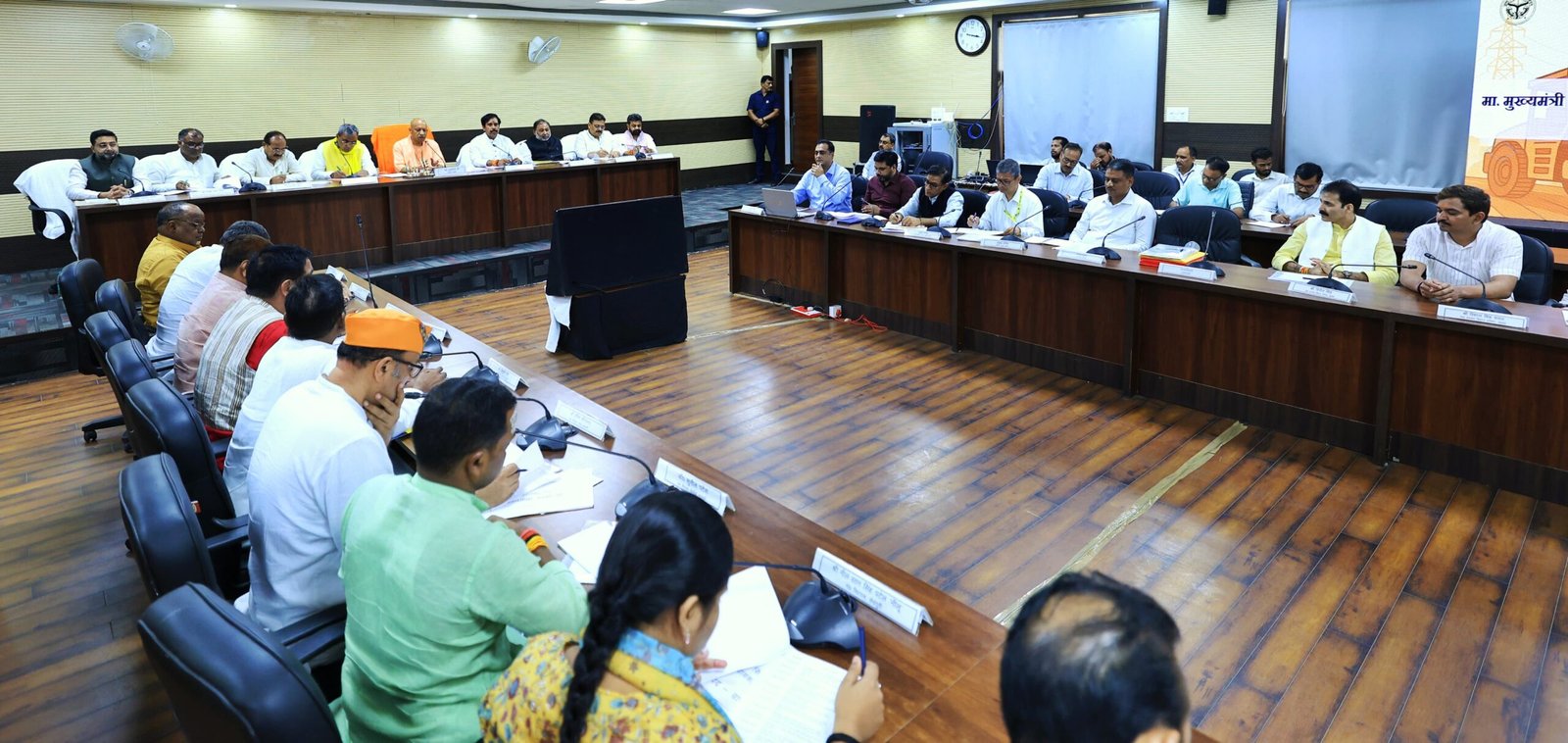 मुख्यमंत्री ने वाराणसी व आजमगढ़ मंडल के जनप्रतिनिधियों के साथ की विकास कार्यों की प्रगति की समीक्षा